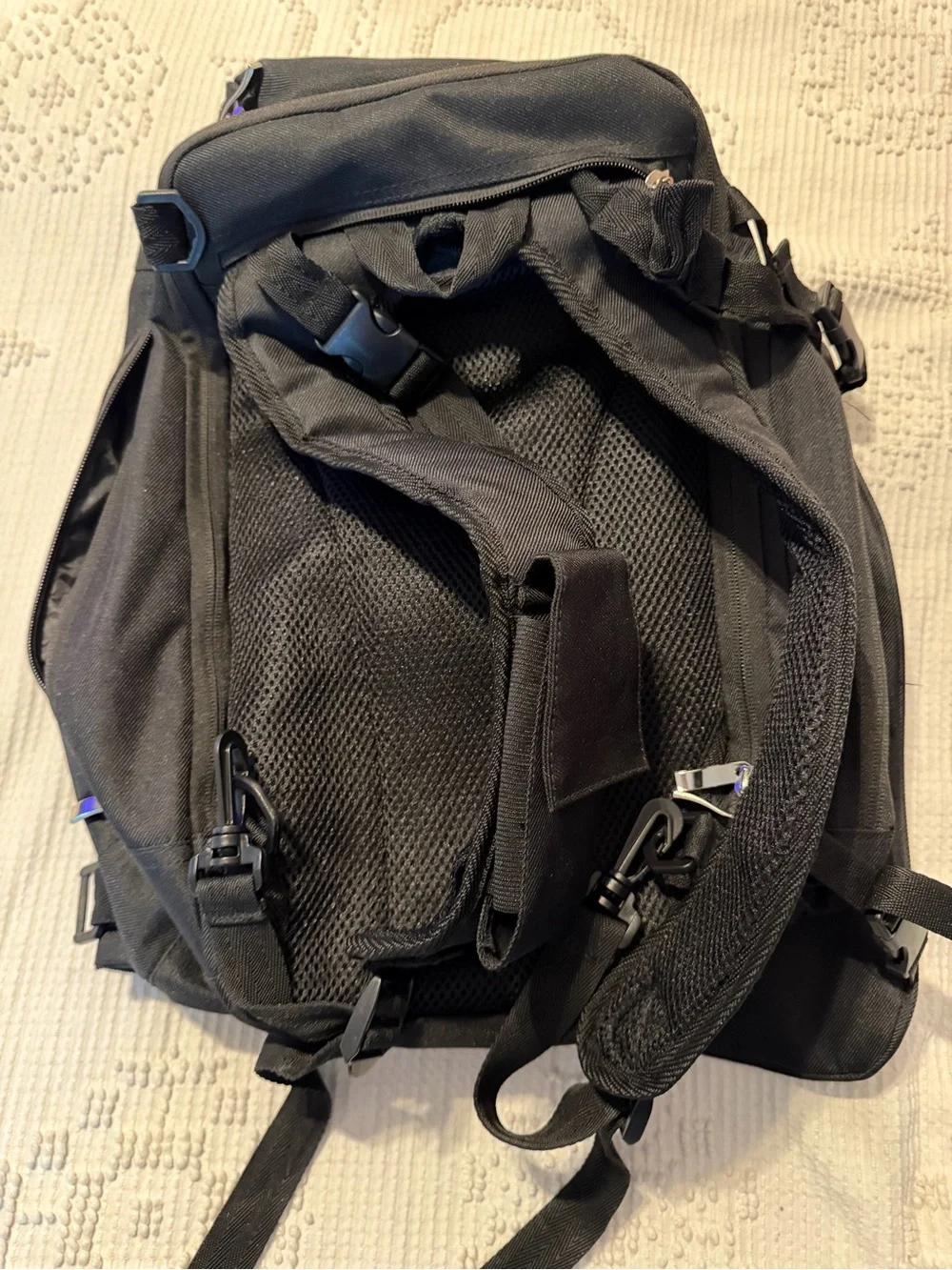 The Sak sleek black
